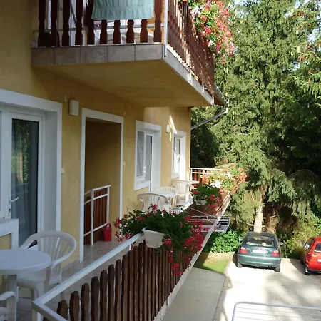 Guest house Attila Apartmanhaz 2*