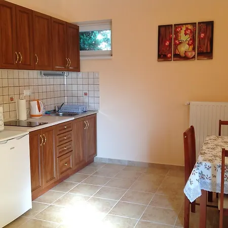 Attila Apartmanhaz Pensionat 3*